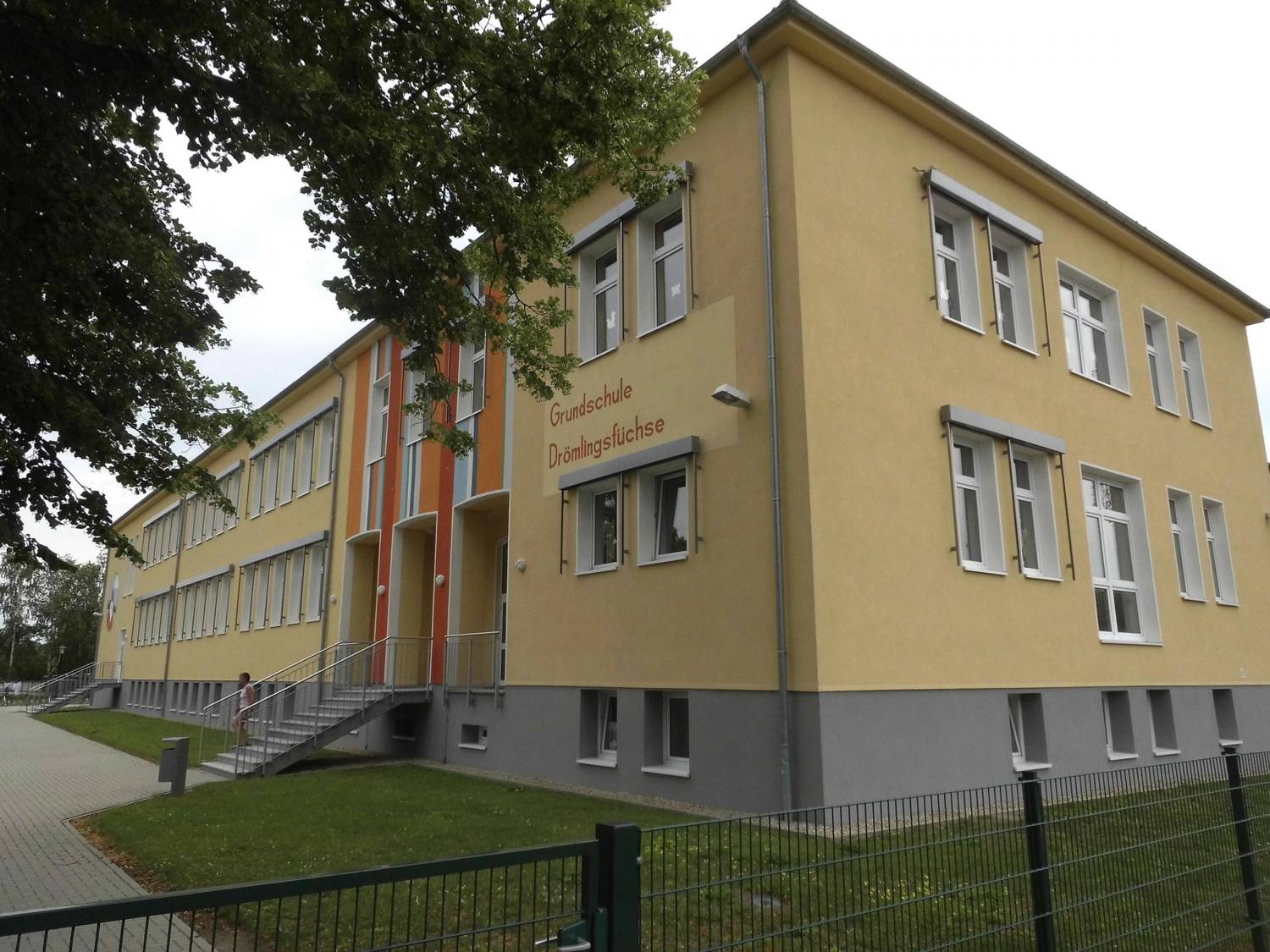 Außenansicht der Schule