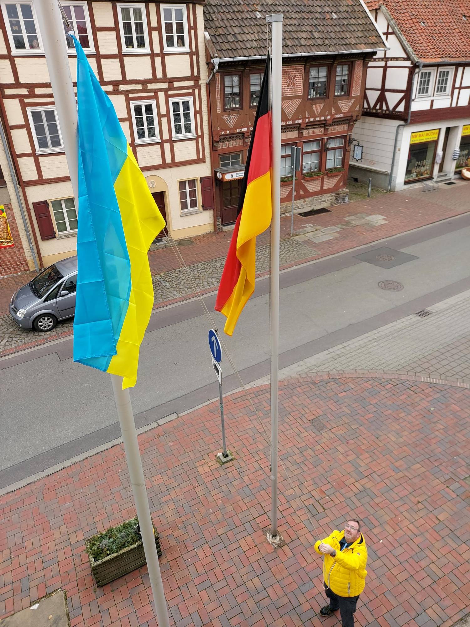 Bürgermeister Hans-Werner Kraul hisst die Flagge der Ukraine