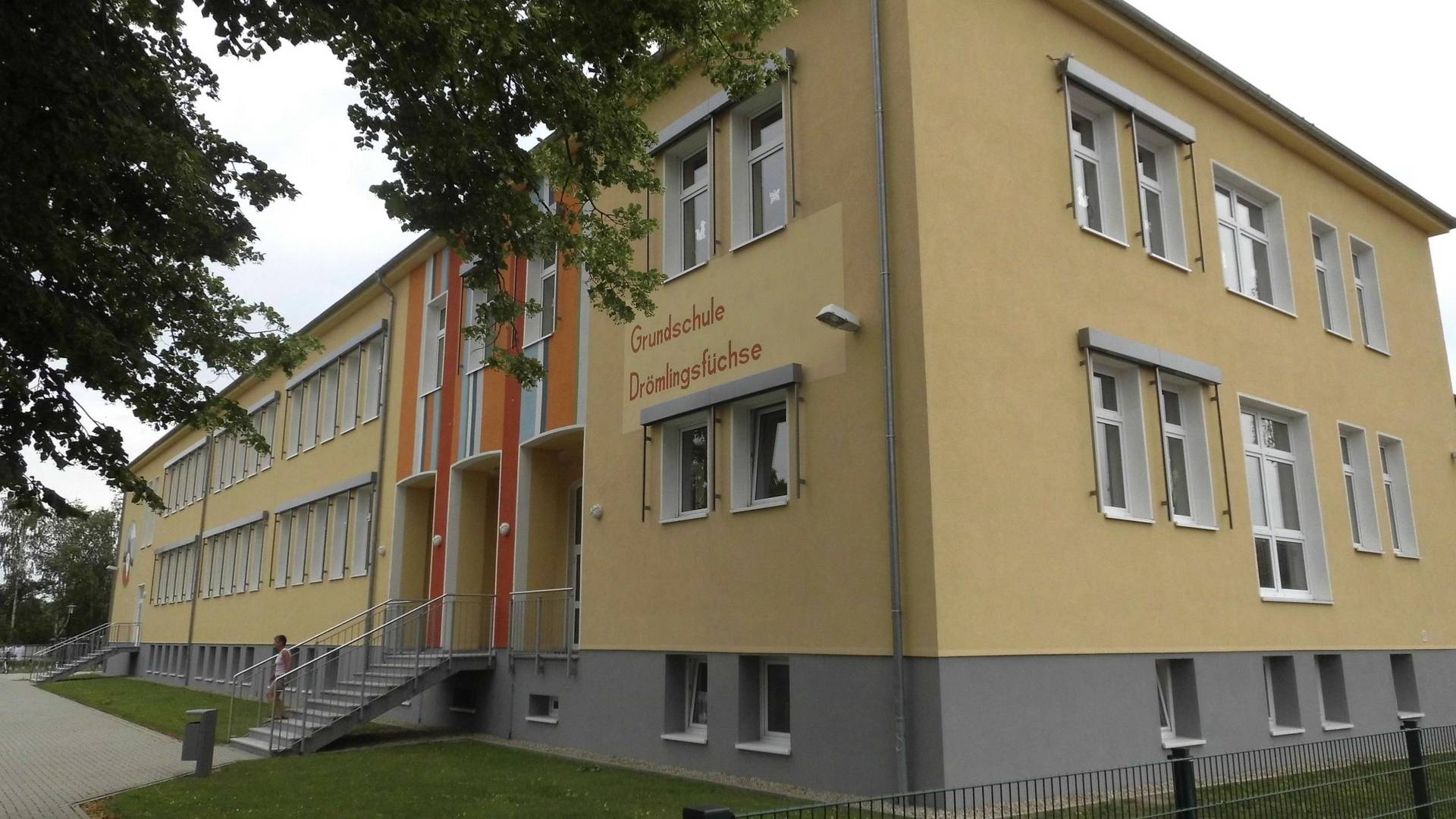 Außenansicht der Schule