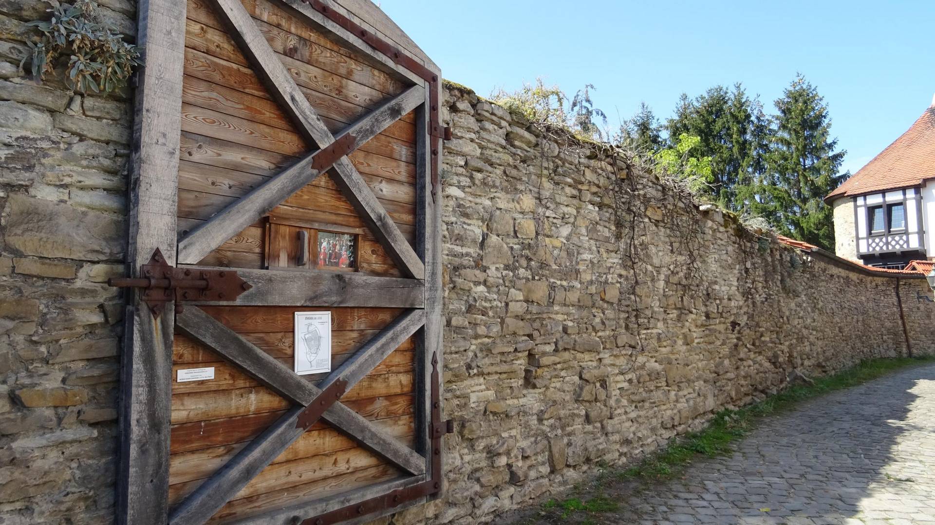 stadtmauer mit tormodell
