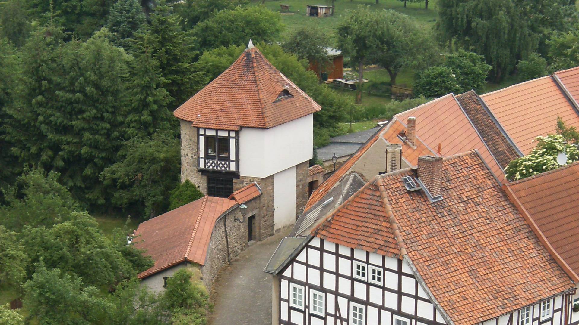 blick auf stadtmauer mit wehrturm