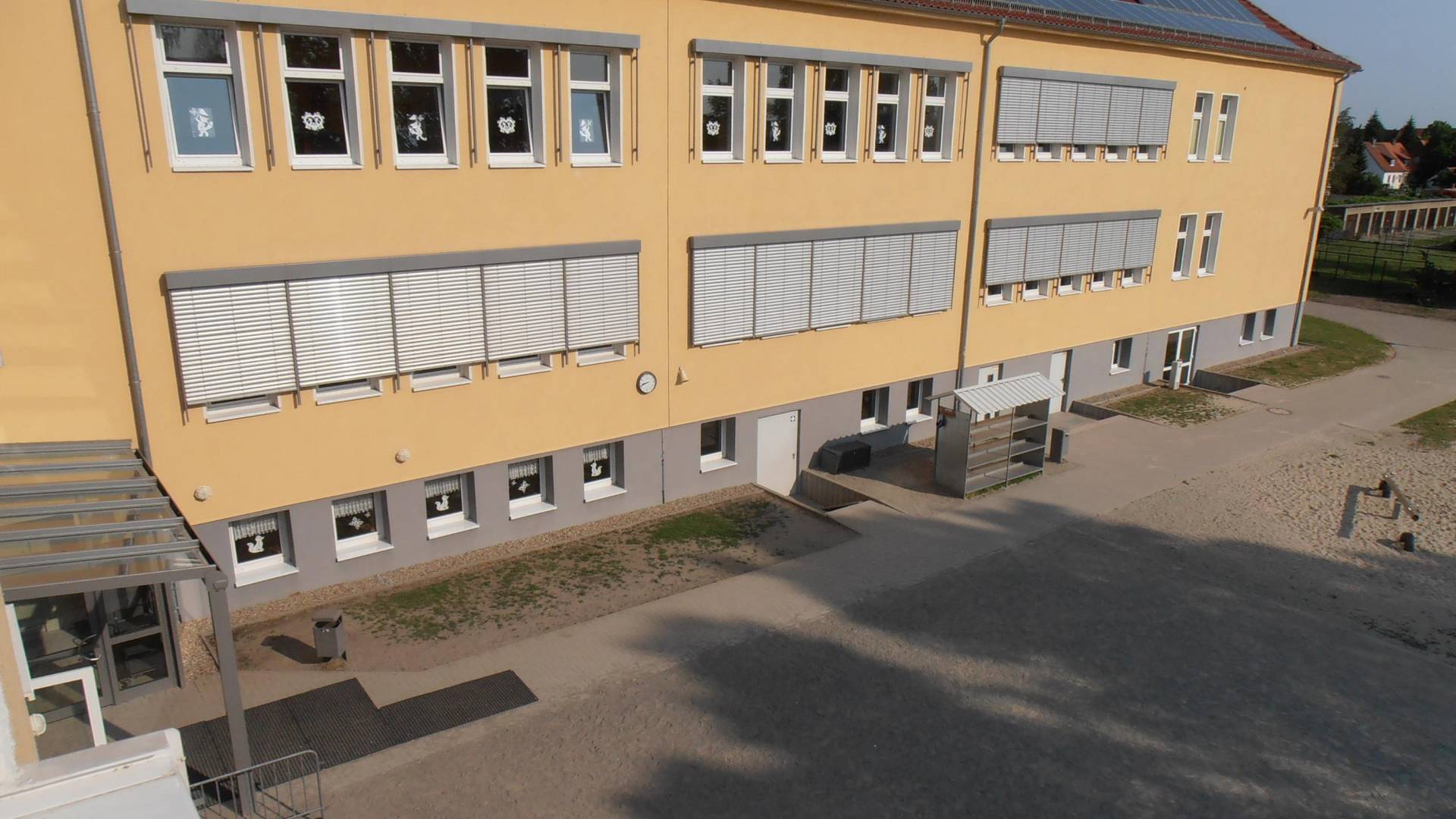 Außenansicht der Schule