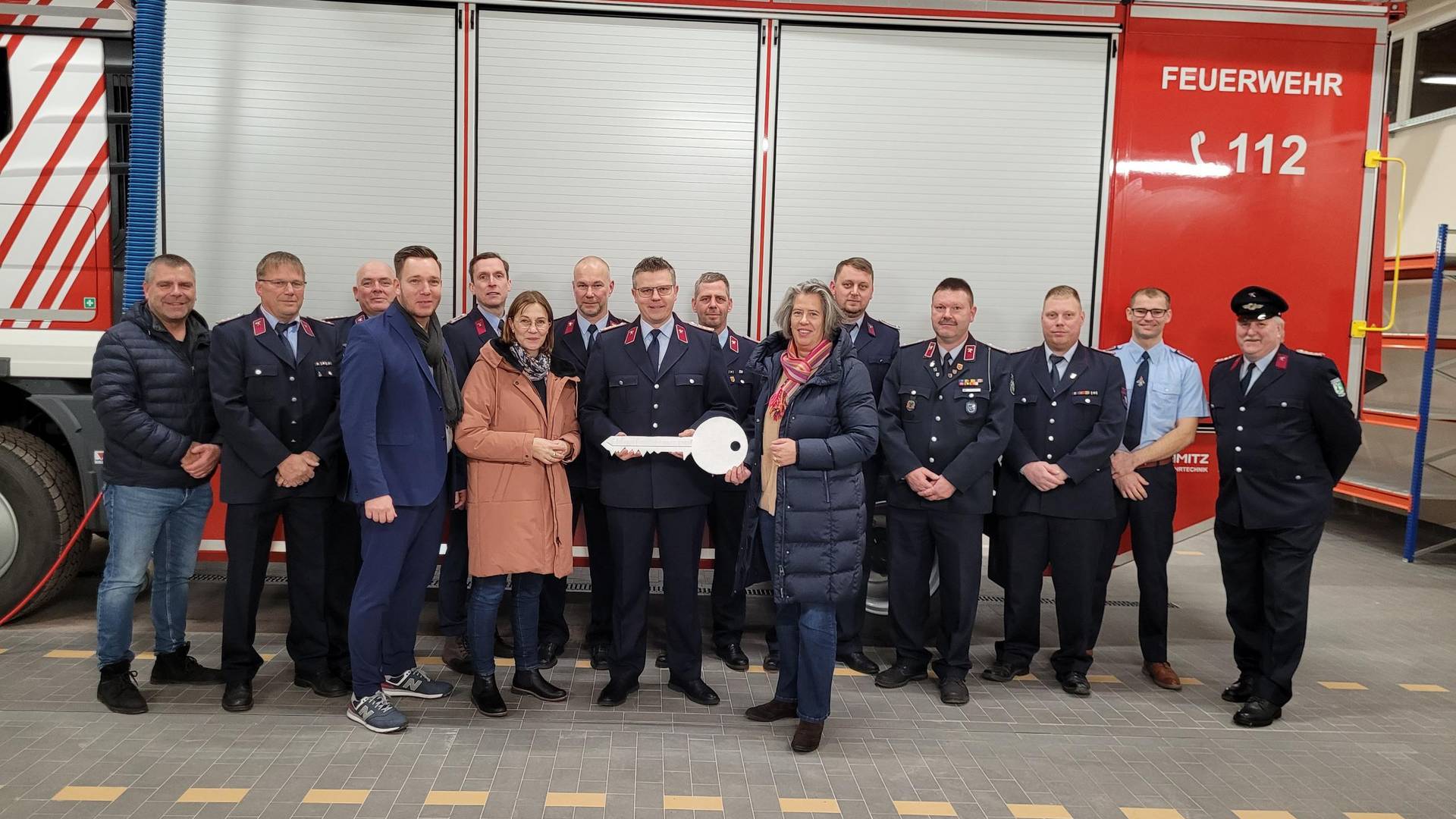 Fahrzeugübergabe (v.l. hintere Reihe): Stadtratsvorsitzender Marko Alex, René Preim (Ortswehrleiter Etingen), Michael Jahn (stellvertretender Stadtwehrleiter Einsatzplanung und Vorbereitung), Ingo Velten (stellvertretender Ortswehrleiter Rätzlingen), Stiev Reppin ( stellvertretender Stadtwehrleiter für Aus- und Fortbildung), Gordon Arndt (Ortswehrleiter Kathendorf), Marcel Sprenger (Gerätewart Kathendorf), Swen Krause (Stadtjugendwart), Tobias Nettelbeck (Gerätewart Rätzlingen), Marc Porzelle (Gruppenführer Eickendorf), Lutz Barnieck (ehemaliger Ortswehrleiter Etingen) Von links vorne: Bürgermeister Marc Blanck, CDU-Landtagsabgeordnete Sandra Hietel-Heuer, Oliver Dreyer (stellvertretender Stadtwehrleiter für Technik), Innenministerin Dr. Tamara Ziechang.