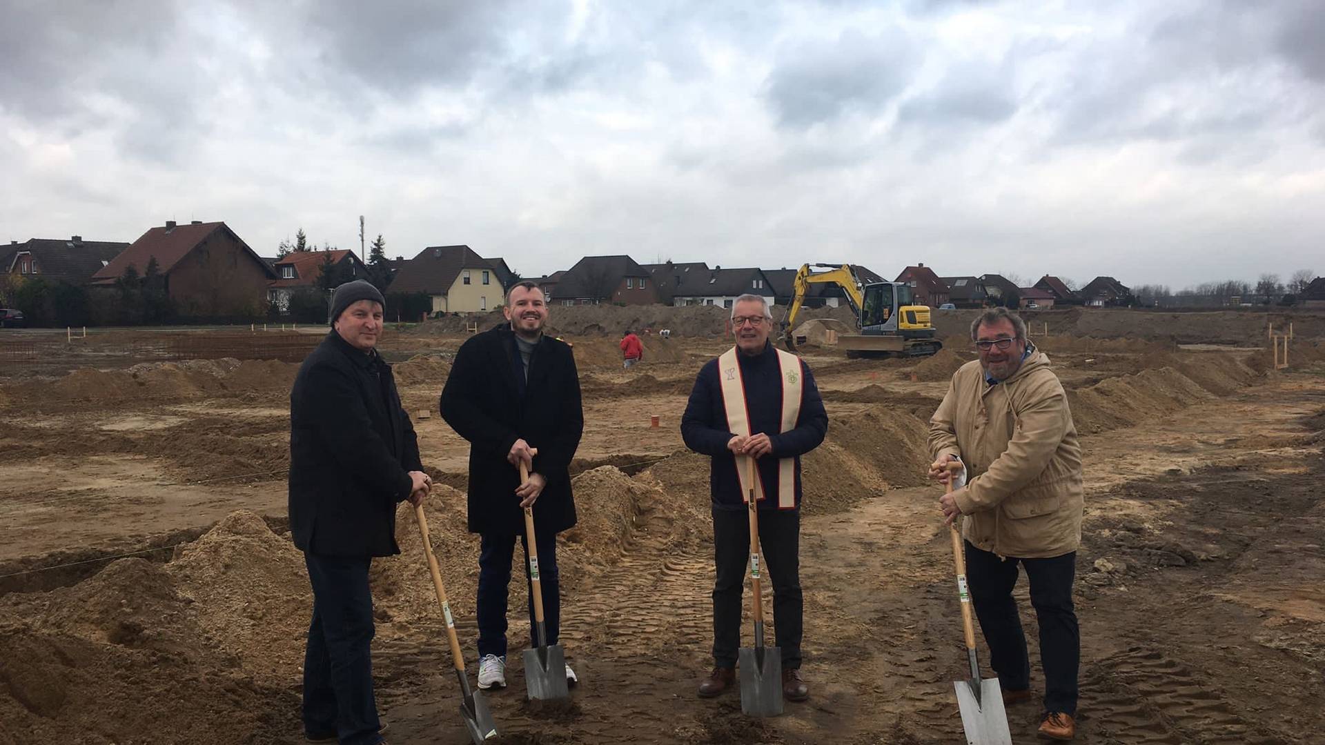 Peter Schorlemmer (Stadt Oebisfelde-Weferlingen), Matthias Schlitte (Landkreis Börde), Hans Jaekel (Evangelische Stiftung Neinstedt) und Hans-Werner Kraul (Bürgermeister Stadt Oebisfelde-Weferlingen) beim Spatenstich.