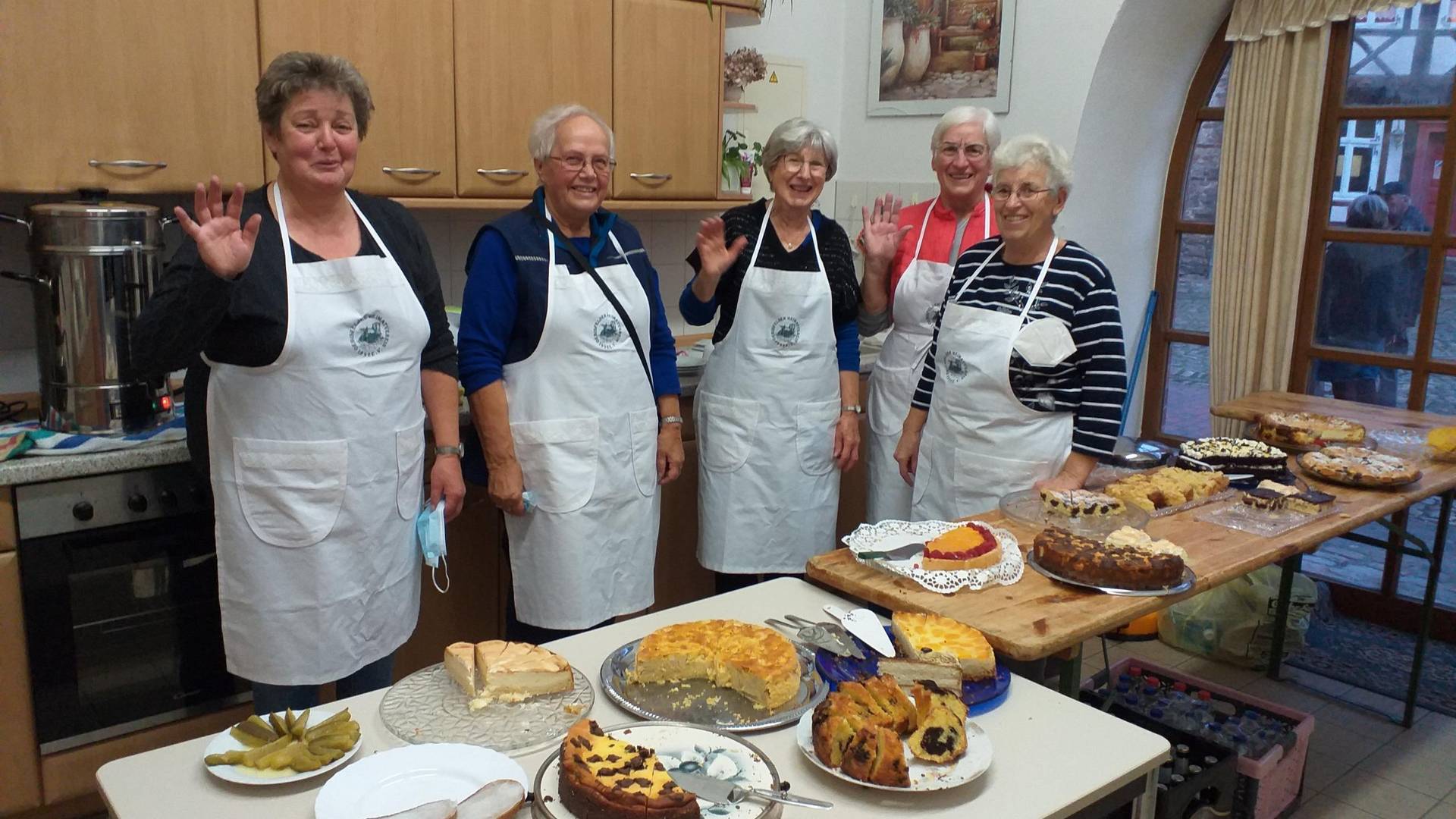 Gruppenfoto vor dem Kuchen- und Tortenbuffet