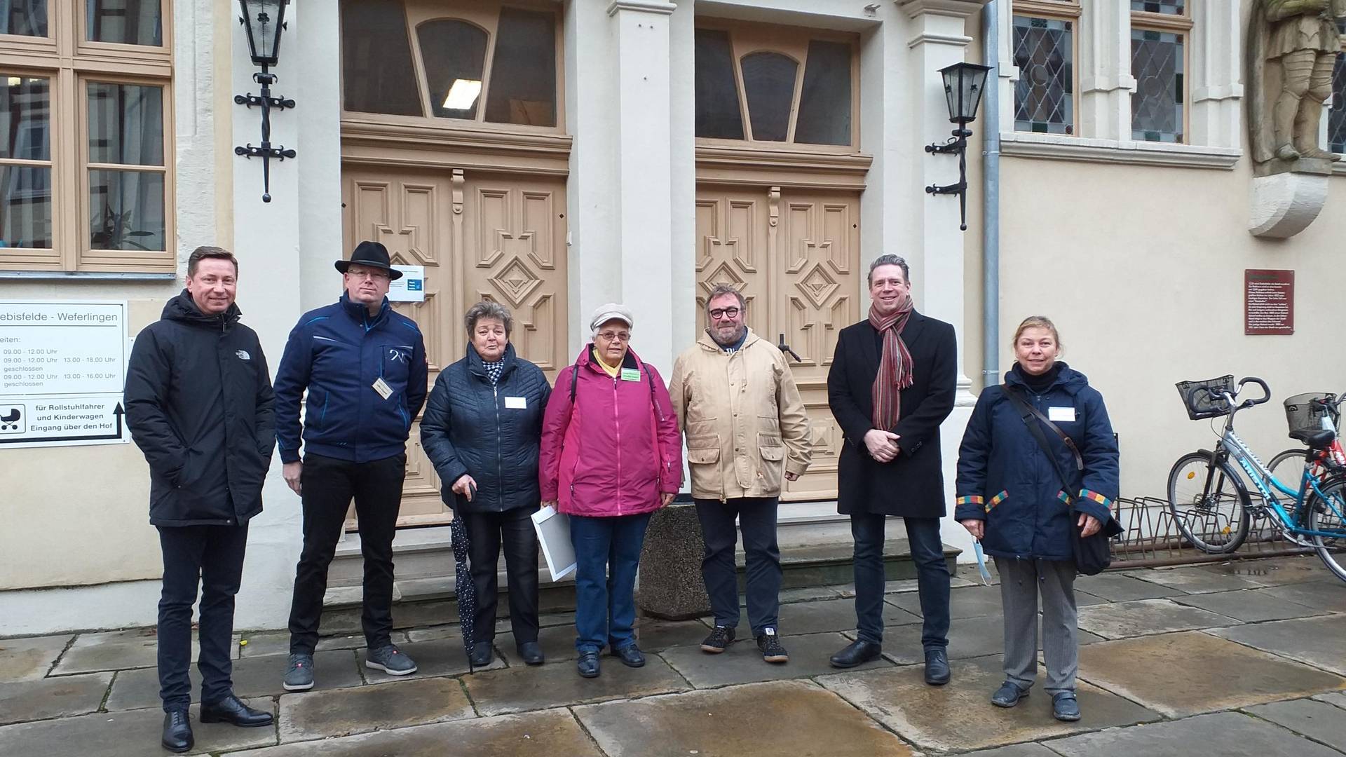 Gruppenfoto vor dem Rathaus (v.l.n.r.: A. Baumeister vom Landkreis, Niklas Nienstedt, Evelyn Pettke, Veronika Lehnert (alle vom Vorstand d. Oebisfelder Heimatvereins), Bürgermeister Hans-Werner Kraul, Staatssekretär Dr. S. Putz, Christiane Schütrumpf (stellv. Vors. vom Oebisfelder Heimatverein)