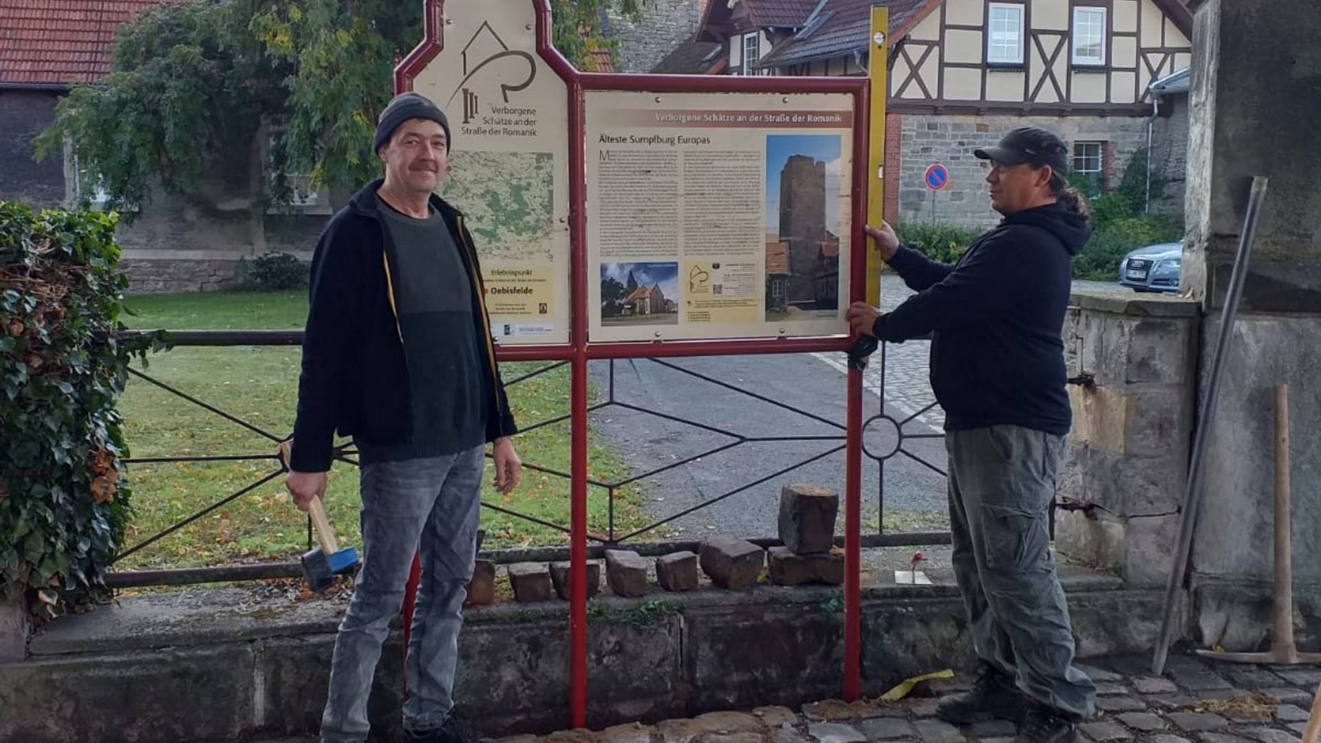 v.l.n.r.: Michael Gollnow und Uwe Herzog bei der Aufstellung der markanten Infotafel