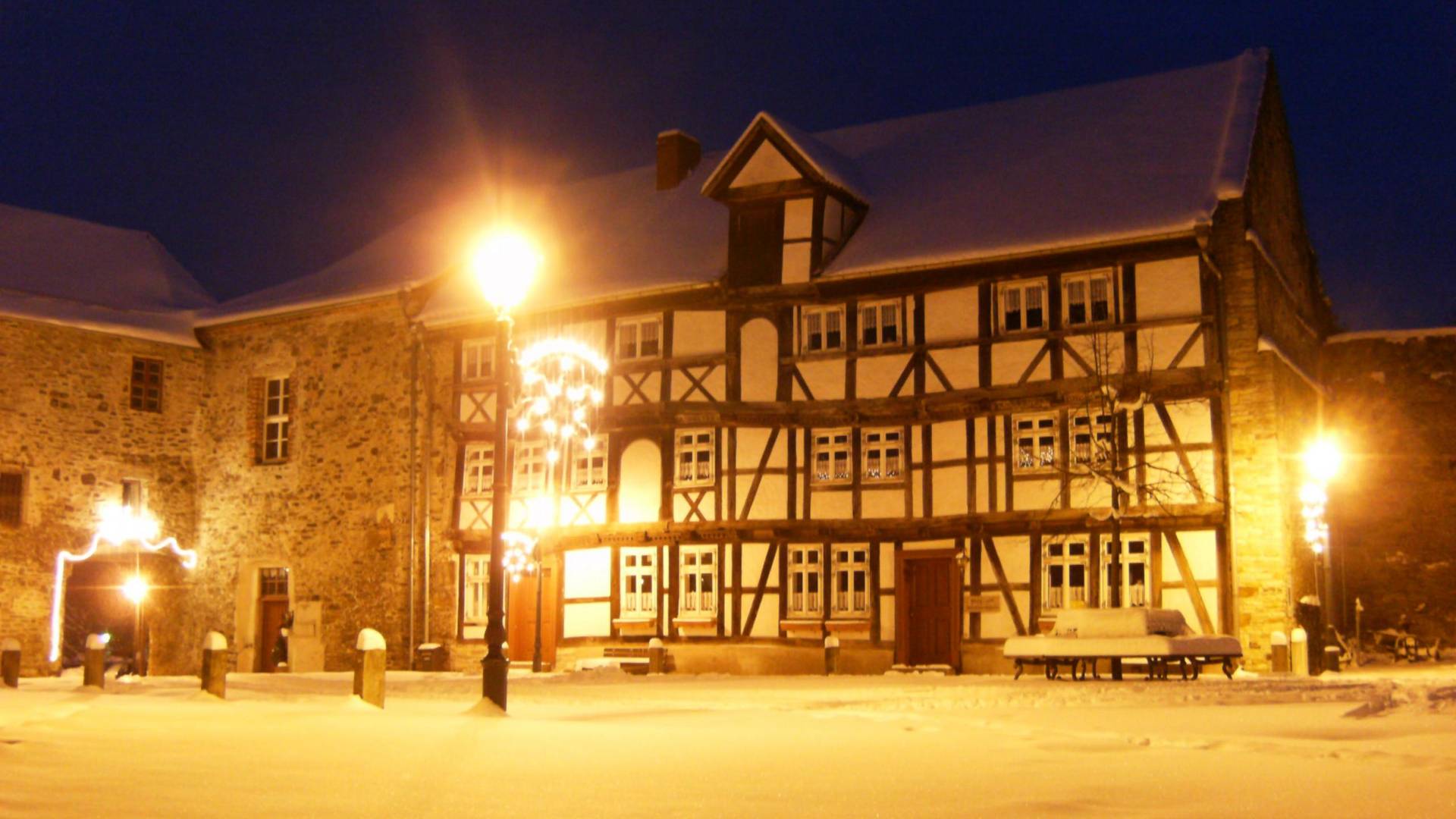 Gesindehaus mit dem Museum im Winterkleid