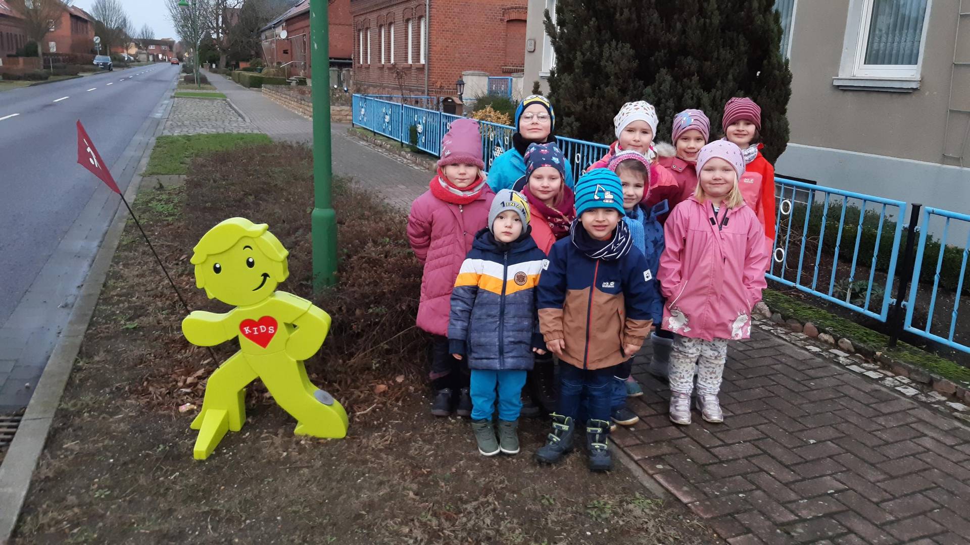 Kinder vor einer „Streetbuddy-Warnfigur“