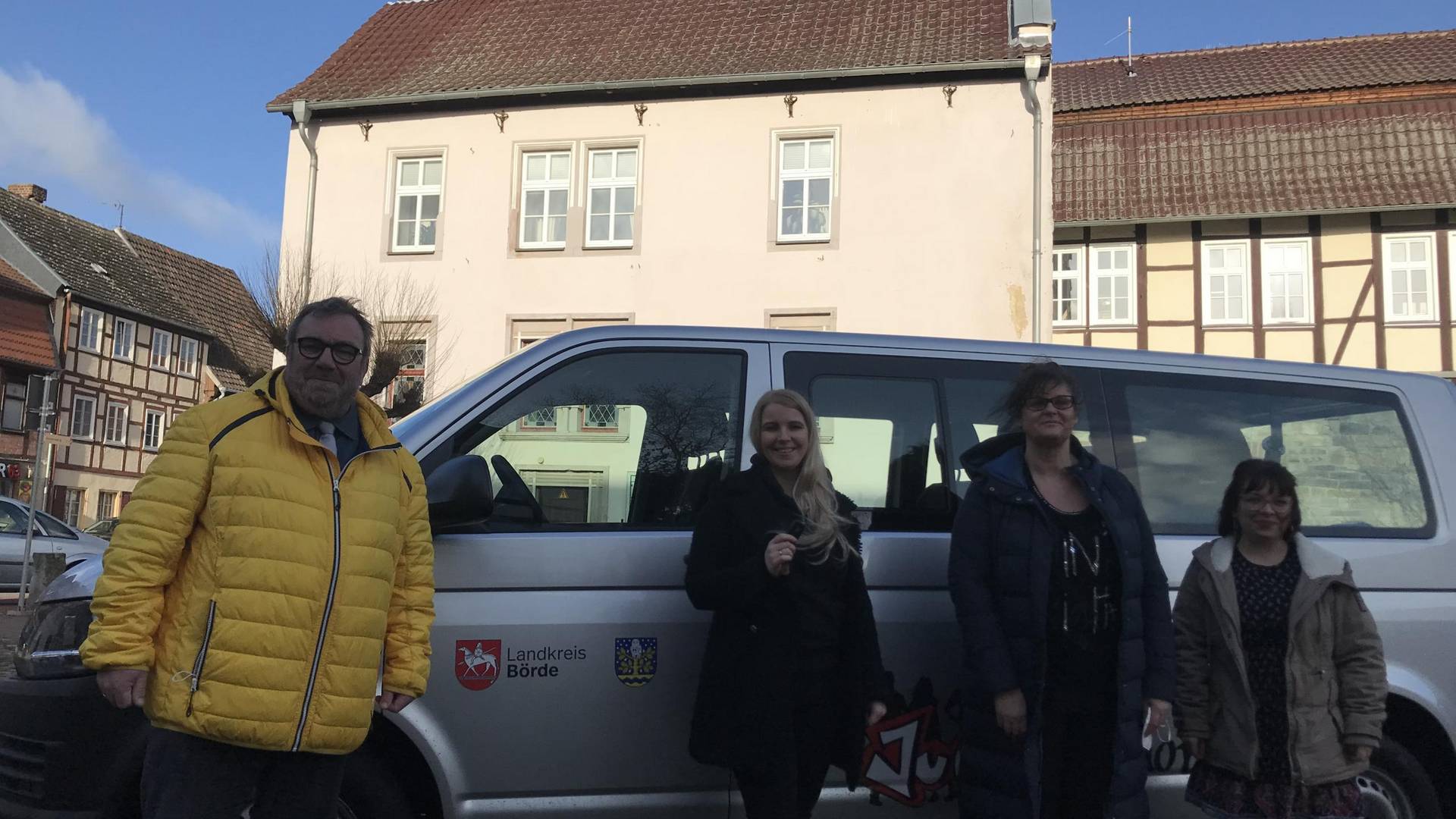 Das Jugendmobil wurde seiner Bestimmung übergeben (v.l.): Bürgermeister Hans-Werner Kraul, Mitarbeiterin Nicole Bartsch, Schul- und Sozialausschussvorsitzende Angela Leuschner und Sophia Müller, Teamleiterin Jugendförderung beim Landkreis Börde.