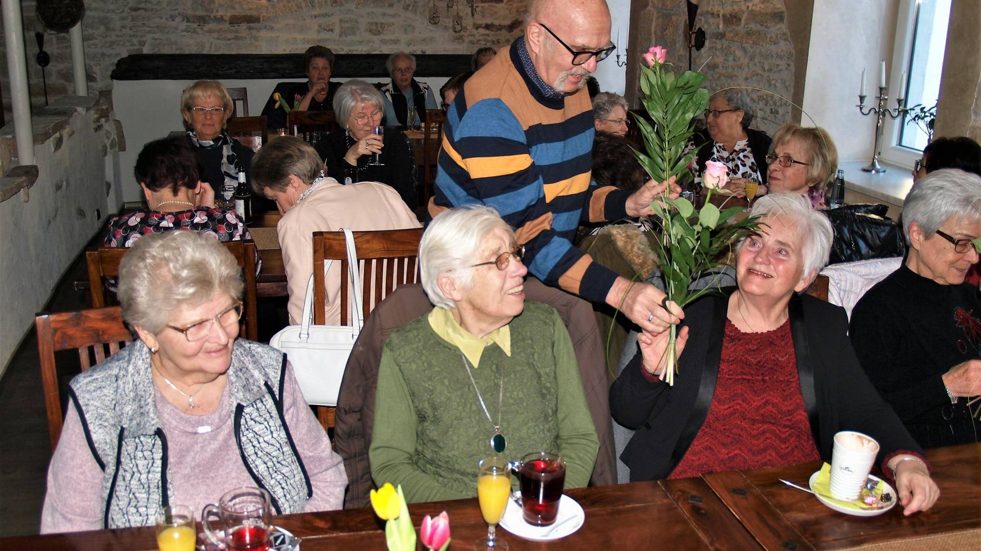 Den Frauen wird von Steffen Wetterling Rosen überreicht © Heimatverein Oebisfelde