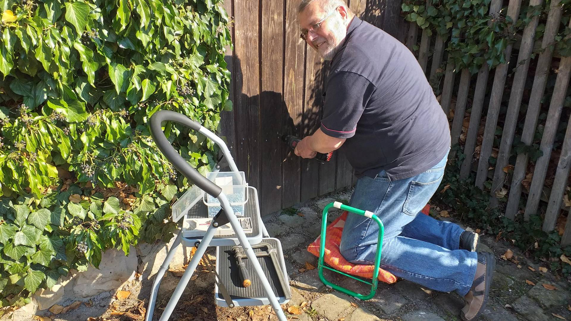 Gerd Wartenberg bei der Reparatur der Hoftür zum Quitzerndamm © Heimatverein Oebisfelde