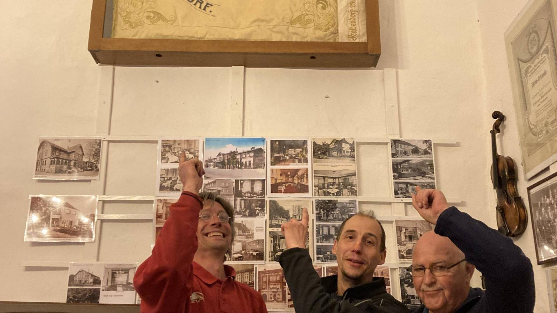 Beim Anbringen der Vitrine und der Fahne: v.l.n.r.: Christian Brohde, Rene` Danschke (auf der Leiter), Wilfried Sierau © Heimatverein Oebisfelde