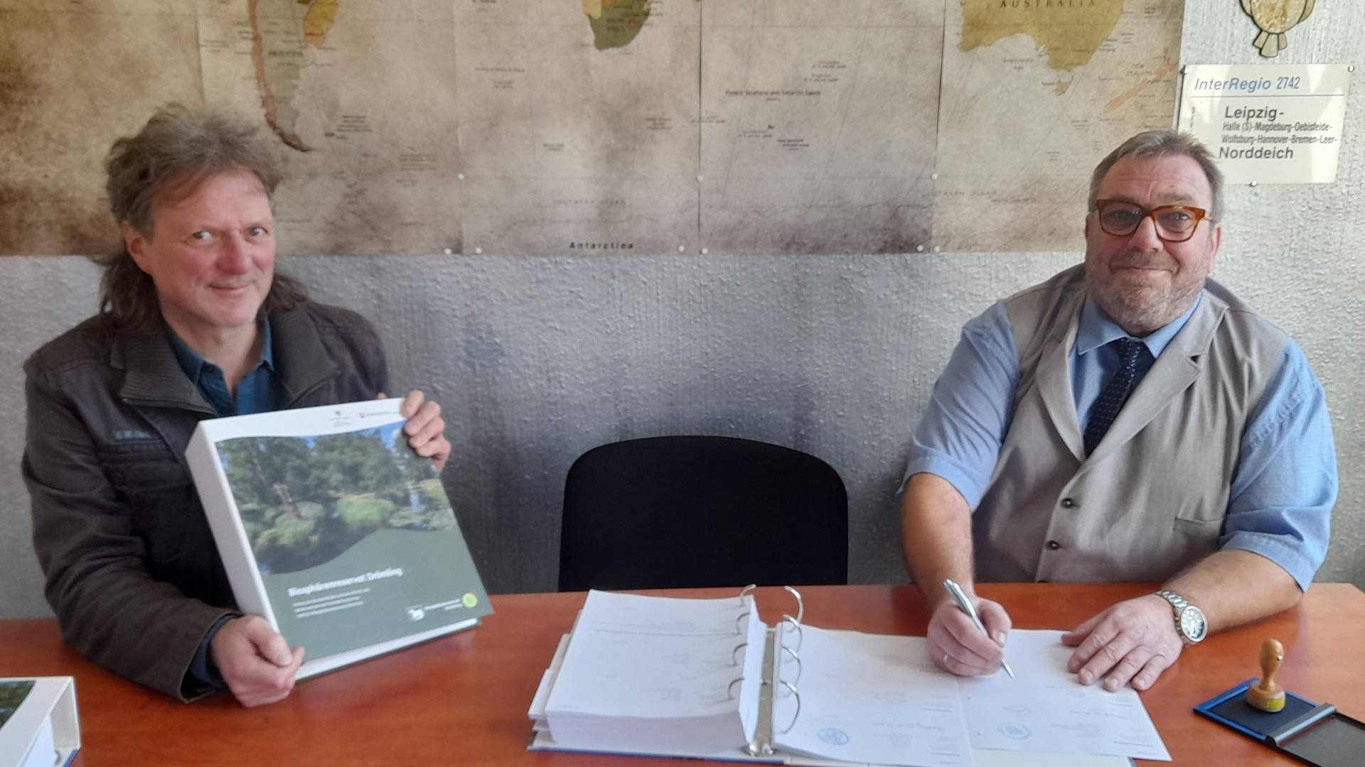 Fred Braumann, Leiter der Biosphärenreservatsverwaltung (l.), und Hans-Werner Kraul, Bürgermeister der Stadt Oebisfelde-Weferlingen, unterzeichneten den Antrag.