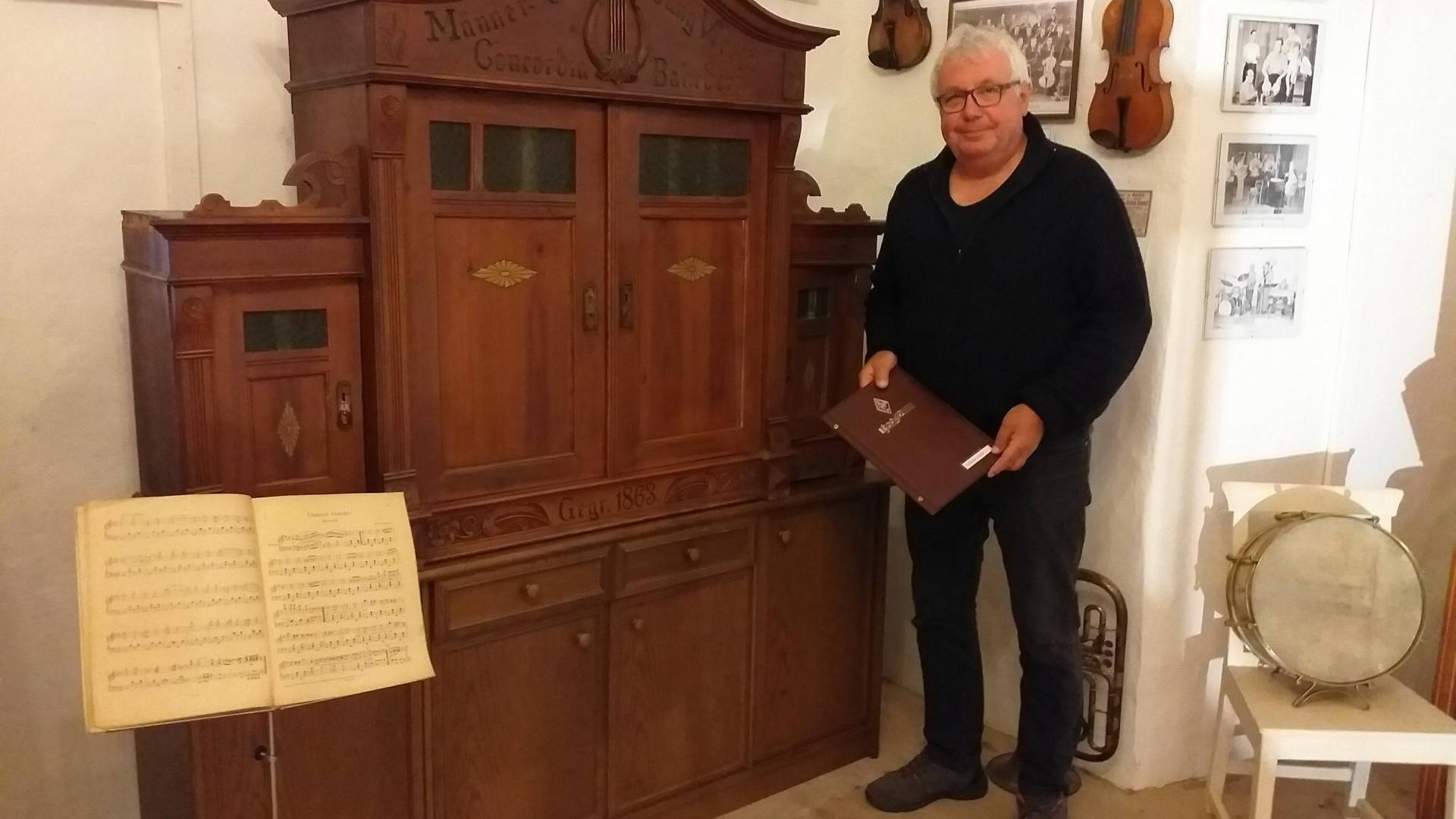 Foto Harald Ludwig neben dem Schrankaufsatz des ehemaligen MGV Bahrdorf © Heimatverein Oebisfelde