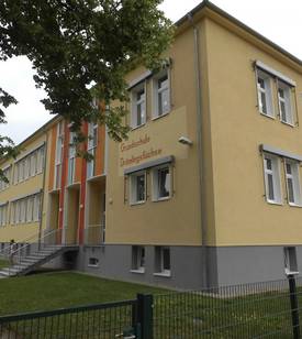 Außenansicht der Schule