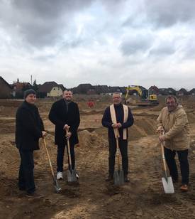 Peter Schorlemmer (Stadt Oebisfelde-Weferlingen), Matthias Schlitte (Landkreis Börde), Hans Jaekel (Evangelische Stiftung Neinstedt) und Hans-Werner Kraul (Bürgermeister Stadt Oebisfelde-Weferlingen) beim Spatenstich.