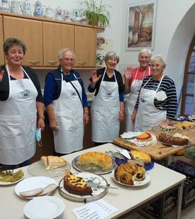 Gruppenfoto vor dem Kuchen- und Tortenbuffet