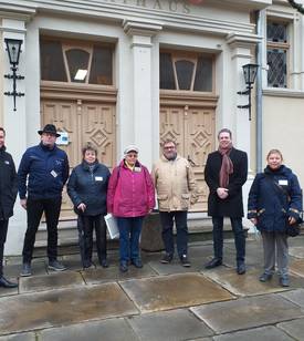 Gruppenfoto vor dem Rathaus (v.l.n.r.: A. Baumeister vom Landkreis, Niklas Nienstedt, Evelyn Pettke, Veronika Lehnert (alle vom Vorstand d. Oebisfelder Heimatvereins), Bürgermeister Hans-Werner Kraul, Staatssekretär Dr. S. Putz, Christiane Schütrumpf (stellv. Vors. vom Oebisfelder Heimatverein)