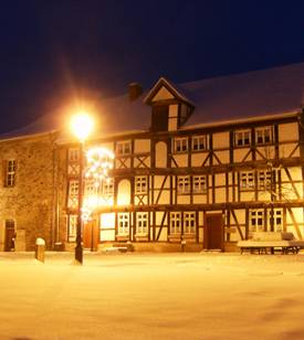 Gesindehaus mit dem Museum im Winterkleid