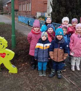 Kinder vor einer „Streetbuddy-Warnfigur“