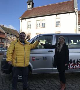 Bürgermeister Hans-Werner Kraul überreicht den Fahrzeugschlüssel an seine Mitarbeiterin Nicole Bartsch.