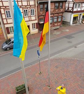 Bürgermeister Hans-Werner Kraul hisst die Flagge der Ukraine