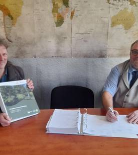 Fred Braumann, Leiter der Biosphärenreservatsverwaltung (l.), und Hans-Werner Kraul, Bürgermeister der Stadt Oebisfelde-Weferlingen, unterzeichneten den Antrag.
